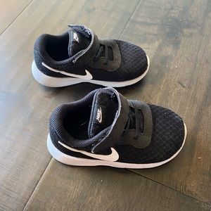 Velcro Nike tanjun shoes for toddlers